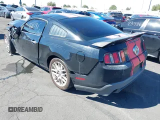 2012 Ford Mustang Premium z VIN 1ZVBP8AM8C5230247, wystawiony jako IAAI lot #41721081 z przebiegiem 118 868 mil mil oraz . Historia ofert i sprzedaży dostępna na DreamBid. Obrazek 3.
