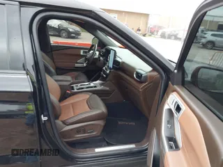 2022 Ford Explorer King Ranch z VIN 1FM5K8LC5NGA34787, wystawiony jako IAAI lot #42066427 z przebiegiem 82 945 mil mil oraz . Historia ofert i sprzedaży dostępna na DreamBid. Obrazek 5.