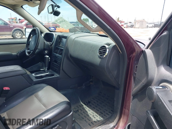 2007 Ford Explorer Sport Trac Limited z VIN 1FMEU33817UA04229, wystawiony jako IAAI lot #42469547 z przebiegiem 200 859 mil mil oraz . Historia ofert i sprzedaży dostępna na DreamBid. Obrazek 5.