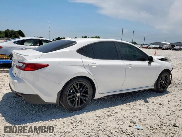 2025 Toyota Camry LE z VIN 4T1DAACK2SU556335, wystawiony jako Copart lot #57317485 z przebiegiem 3 410 mil mil oraz Szkoda całkowita • Salvage title. Historia ofert i sprzedaży dostępna na DreamBid. Obrazek 3.
