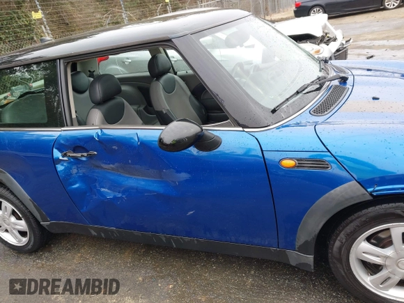 2006 MINI Hardtop z VIN WMWRC33566TK66280, wystawiony jako IAAI lot #41752311 z przebiegiem 237 056 mil mil oraz . Historia ofert i sprzedaży dostępna na DreamBid. Obrazek 13.