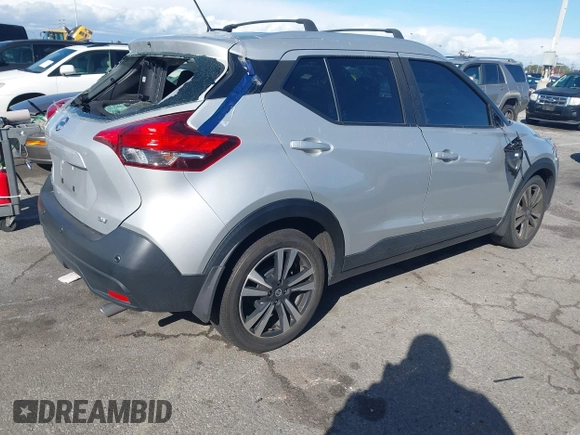 2020 Nissan Kicks SV z VIN 3N1CP5CV6LL573962, wystawiony jako IAAI lot #41783534 z przebiegiem 32 247 mil mil oraz . Historia ofert i sprzedaży dostępna na DreamBid. Obrazek 4.