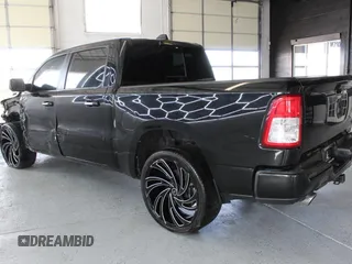 2019 Ram 1500 Big Horn z VIN 1C6SRFFT3KN780768, wystawiony jako Copart lot #61041775 z przebiegiem 93 415 mil mil oraz Czysty tytuł • Clean title. Historia ofert i sprzedaży dostępna na DreamBid. Obrazek 4.