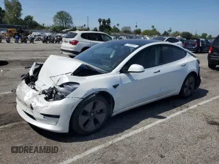 2021 Tesla Model 3 Standard Range Plus z VIN 5YJ3E1EA7MF017472, wystawiony jako Copart lot #57996055 z przebiegiem 32 084 mil mil oraz Szkoda całkowita • Salvage title. Historia ofert i sprzedaży dostępna na DreamBid. Obrazek 1.