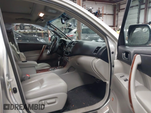 2013 Toyota Highlander Limited z VIN 5TDDK3EH3DS244711, wystawiony jako IAAI lot #41056732 z przebiegiem 156 968 mil mil oraz . Historia ofert i sprzedaży dostępna na DreamBid. Obrazek 5.