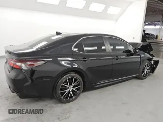 2022 Toyota Camry SE with VIN 4T1T11AK6NU048520, listed as a Copart auction lot 46976195 with 31,898 mi miles and Clean Title. Bid and sale history available at carsss.com. Image 3.
