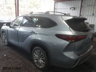 2024 Toyota Highlander LE with VIN 5TDKDRBH4RS567200, listed as a IAAI auction lot 41451059 with 4,439 mi miles. Bid and sale history available at carsss.com. Image 3.