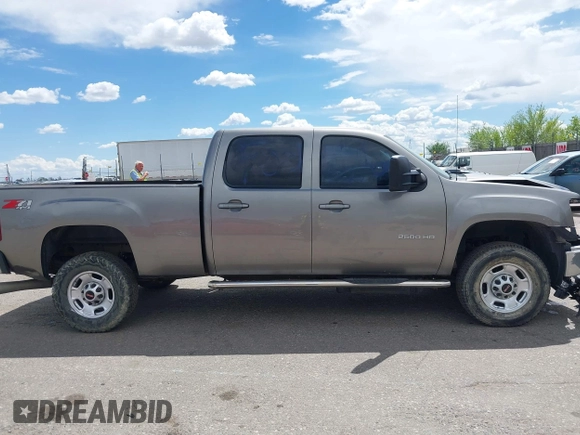 2012 GMC Sierra 2500HD SLT z VIN 1GT121C81CF186445, wystawiony jako IAAI lot #42170069 z przebiegiem 133 098 mil mil oraz . Historia ofert i sprzedaży dostępna na DreamBid. Obrazek 13.