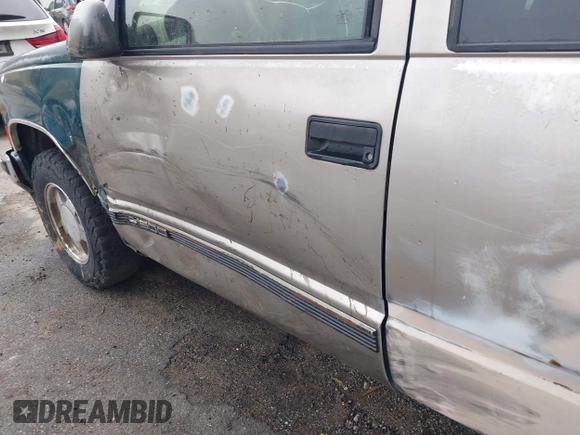 1998 Chevrolet Silverado 1500 with VIN 2GCEC19R3W1122806, listed as a IAAI auction lot 42153517 with 271,788 mi miles and . Bid and sale history available at DreamBid. Image 17.