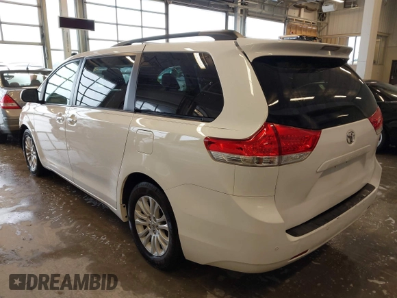 2014 Toyota Sienna XLE with VIN 5TDYK3DC5ES508021, listed as a IAAI auction lot 41963128 with 162,578 mi miles. Bid and sale history available at carsss.com. Image 3.