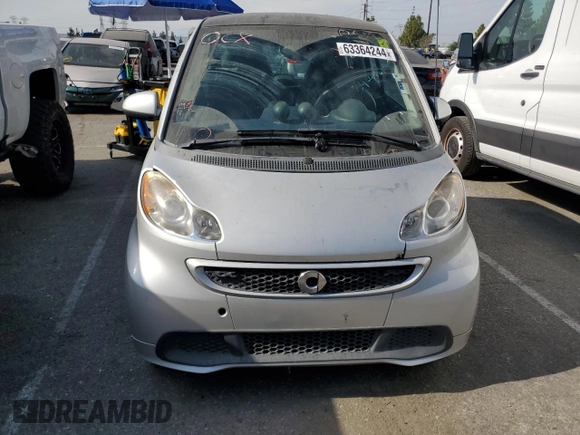 2016 Smart fortwo Passion z VIN WMEEJ9AA5GK844503, wystawiony jako Copart lot #63364244 z przebiegiem Nie podano mil oraz Czysty tytuł • Clean title. Historia ofert i sprzedaży dostępna na DreamBid. Obrazek 5.