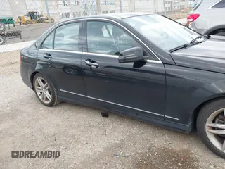 2012 Mercedes-Benz C 300 Sport z VIN WDDGF8BB9CR208314, wystawiony jako IAAI lot #42489087 z przebiegiem 117 601 mil mil oraz . Historia ofert i sprzedaży dostępna na DreamBid. Obrazek 13.