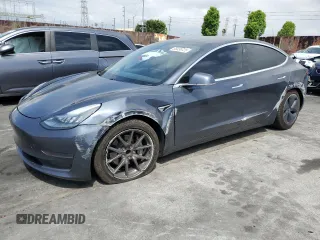 2020 Tesla Model 3 Standard Range Plus z VIN 5YJ3E1EA5LF704996, wystawiony jako Copart lot #55836725 z przebiegiem 55 488 mil mil oraz Szkoda całkowita • Salvage title. Historia ofert i sprzedaży dostępna na DreamBid. Obrazek 1.