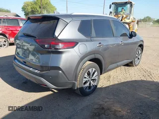 2023 Nissan Rogue SV z VIN 5N1BT3BA8PC674196, wystawiony jako IAAI lot #42009297 z przebiegiem Nie podano mil oraz . Historia ofert i sprzedaży dostępna na DreamBid. Obrazek 4.