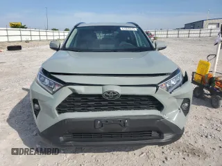 2020 Toyota RAV4 XLE z VIN 2T3P1RFV3LC095206, wystawiony jako Copart lot #61994415 z przebiegiem 57 698 mil mil oraz Szkoda całkowita • Salvage title. Historia ofert i sprzedaży dostępna na DreamBid. Obrazek 5.