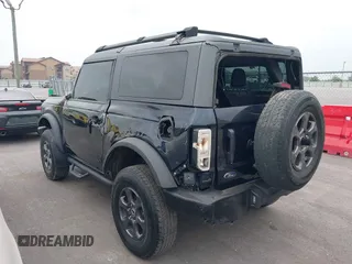 2021 Ford Bronco z VIN 1FMDE5AP1MLA69419, wystawiony jako IAAI lot #42276822 z przebiegiem 29 734 mil mil oraz . Historia ofert i sprzedaży dostępna na DreamBid. Obrazek 3.