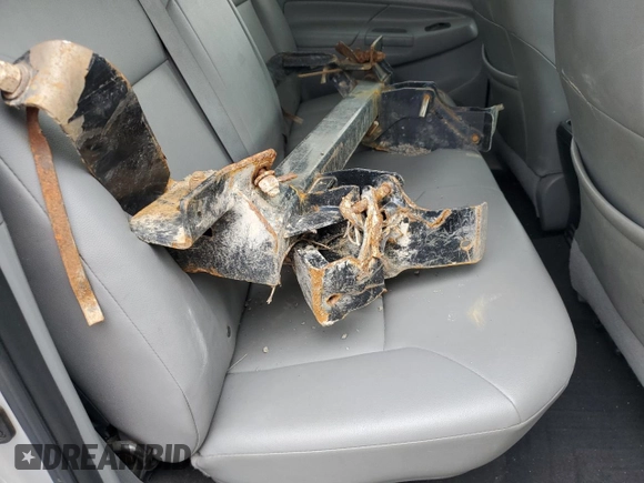 2013 Toyota Tacoma z VIN 5TFMU4FN5DX010469, wystawiony jako Copart lot #55607015 z przebiegiem 140 849 mil mil oraz Szkoda całkowita • Salvage title. Historia ofert i sprzedaży dostępna na DreamBid. Obrazek 12.