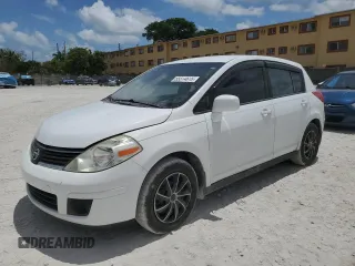 2007 Nissan Versa SL z VIN 3N1BC13E67L409214, wystawiony jako Copart lot #55514615 z przebiegiem 57 606 mil mil oraz Szkoda całkowita • Salvage title. Historia ofert i sprzedaży dostępna na DreamBid. Obrazek 1.