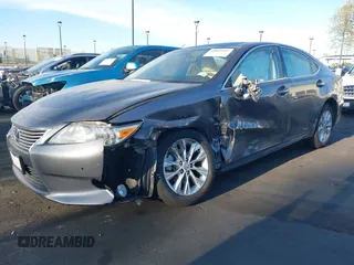 2013 Lexus ES 300h z VIN JTHBW1GG3D2015178, wystawiony jako IAAI lot #42045484 z przebiegiem 104 301 mil mil oraz . Historia ofert i sprzedaży dostępna na DreamBid. Obrazek 6.