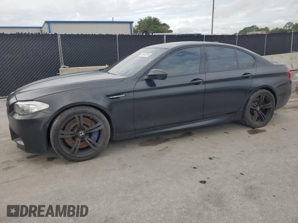 2013 BMW M5 z VIN WBSFV9C57DD096739, wystawiony jako Copart lot #59640315 z przebiegiem 85 840 mil mil oraz Czysty tytuł • Clean title. Historia ofert i sprzedaży dostępna na DreamBid. Obrazek 1.