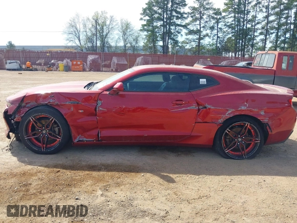 2017 Chevrolet Camaro 2LT z VIN 1G1FD1RSXH0168452, wystawiony jako IAAI lot #41878815 z przebiegiem 164 149 mil mil oraz . Historia ofert i sprzedaży dostępna na DreamBid. Obrazek 6.
