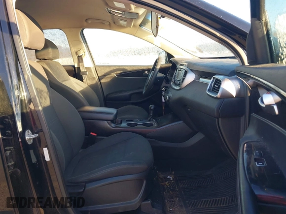 2018 Kia Sorento LX with VIN 5XYPG4A34JG431818, listed as a IAAI auction lot 40997995 with 141,886 mi miles. Bid and sale history available at carsss.com. Image 5.