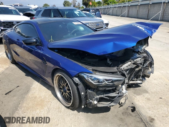 2020 BMW M8 z VIN WBSAE0C08LCD77532, wystawiony jako Copart lot #51166005 z przebiegiem 23 661 mil mil oraz Czysty tytuł • Clean title. Historia ofert i sprzedaży dostępna na DreamBid. Obrazek 4.