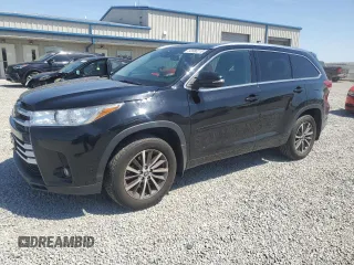 2017 Toyota Highlander XLE z VIN 5TDJZRFH8HS411635, wystawiony jako Copart lot #52080215 z przebiegiem 83 711 mil mil oraz Szkoda całkowita • Salvage title. Historia ofert i sprzedaży dostępna na DreamBid. Obrazek 1.