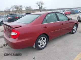 2003 Toyota Camry LE z VIN 4T1BF32K83U056252, wystawiony jako IAAI lot #41944815 z przebiegiem 324 105 mil mil oraz . Historia ofert i sprzedaży dostępna na DreamBid. Obrazek 4.
