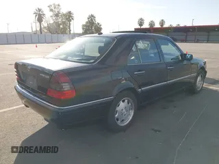 2000 Mercedes-Benz C 230 Kompressor z VIN WDBHA24G4YA799207, wystawiony jako IAAI lot #42010800 z przebiegiem 126 478 mil mil oraz . Historia ofert i sprzedaży dostępna na DreamBid. Obrazek 4.