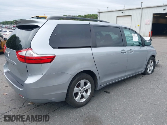 2015 Toyota Sienna LE AAS z VIN 5TDKK3DC6FS688844, wystawiony jako IAAI lot #42557542 z przebiegiem 95 520 mil mil oraz . Historia ofert i sprzedaży dostępna na DreamBid. Obrazek 4.
