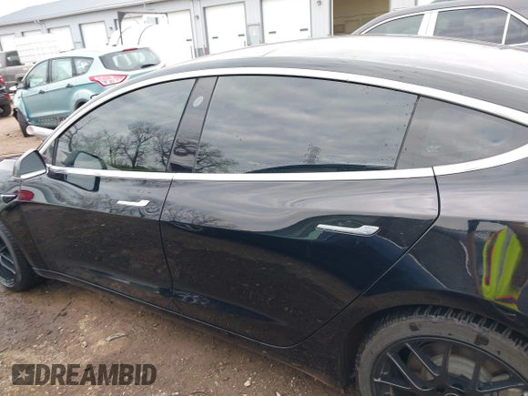 2018 Tesla Model 3 Long Range Battery z VIN 5YJ3E1EA7JF035546, wystawiony jako IAAI lot #42064239 z przebiegiem 113 210 mil mil oraz . Historia ofert i sprzedaży dostępna na DreamBid. Obrazek 14.