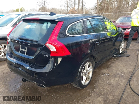 2015 Volvo V60 T5 Drive-E Premier z VIN YV140MEK3F1267715, wystawiony jako IAAI lot #41227560 z przebiegiem 102 244 mil mil oraz . Historia ofert i sprzedaży dostępna na DreamBid. Obrazek 4.