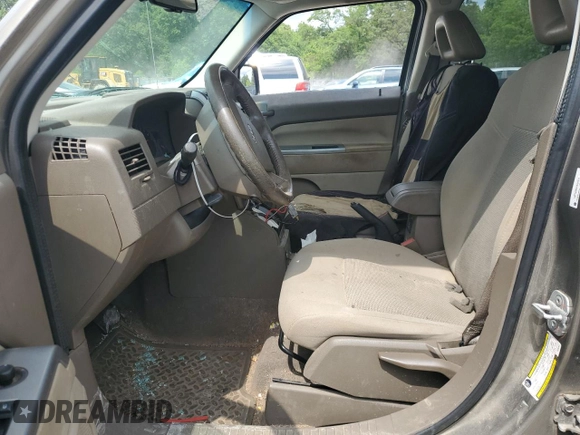 2007 Jeep Patriot Sport z VIN 1J8FF28W07D297912, wystawiony jako Copart lot #57045335 z przebiegiem 286 621 mil mil oraz Szkoda całkowita • Salvage title. Historia ofert i sprzedaży dostępna na DreamBid. Obrazek 7.