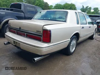 1997 Lincoln Town Car Cartier z VIN 1LNLM83W9VY687984, wystawiony jako IAAI lot #42234200 z przebiegiem 240 443 mil mil oraz . Historia ofert i sprzedaży dostępna na DreamBid. Obrazek 4.