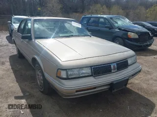 1996 Oldsmobile Cutlass Ciera 1SA VX5 z VIN 1G3AJ55MXT6328733, wystawiony jako IAAI lot #41972783 z przebiegiem 182 525 mil mil oraz . Historia ofert i sprzedaży dostępna na DreamBid. Obrazek 1.
