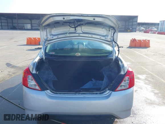 2017 Nissan Versa SV z VIN 3N1CN7AP3HK427702, wystawiony jako IAAI lot #41741711 z przebiegiem 146 889 mil mil oraz . Historia ofert i sprzedaży dostępna na DreamBid. Obrazek 6.