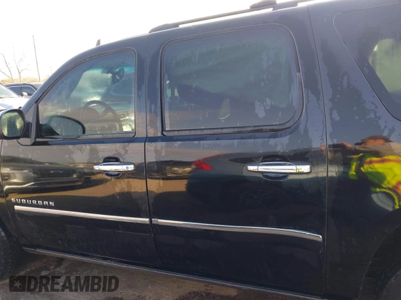 2010 Chevrolet Suburban LTZ with VIN 1GNUCKE07AR276807, listed as a IAAI auction lot 40987330 with 196,618 mi miles. Bid and sale history available at carsss.com. Image 14.