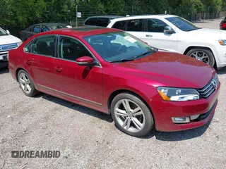 2015 Volkswagen Passat SEL Premium z VIN 1VWCV7A37FC038300, wystawiony jako IAAI lot #42469834 z przebiegiem 194 282 mil mil oraz . Historia ofert i sprzedaży dostępna na DreamBid. Obrazek 1.