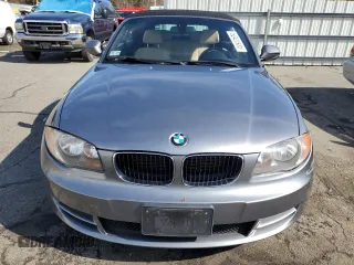 2011 BMW 1 Series 128i z VIN WBAUN1C58BVH83316, wystawiony jako Copart lot #52427935 z przebiegiem 89 781 mil mil oraz Szkoda całkowita • Salvage title. Historia ofert i sprzedaży dostępna na DreamBid. Obrazek 5.