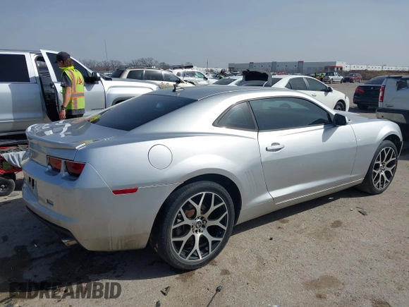 2013 Chevrolet Camaro LS с VIN 2G1FA1E32D9131600, выставлен на аукционе IAAI как лот 41742765 с пробегом 184 660 миль миль и . История ставок и продаж доступна на DreamBid. Изображение 4.