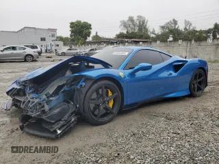 2021 Ferrari F8 z VIN ZFF92LLA9M0264378, wystawiony jako Copart lot #41893505 z przebiegiem 3141 mil mil oraz Szkody całkowita. Historia ofert i sprzedaży dostępna na DreamBid. Obrazek 1.