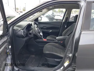 2021 Nissan Kicks SV z VIN 3N1CP5CV1ML537730, wystawiony jako IAAI lot #42093316 z przebiegiem 63 051 mil mil oraz . Historia ofert i sprzedaży dostępna na DreamBid. Obrazek 5.