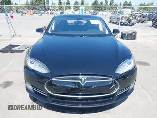 2013 Tesla Model S Performance z VIN 5YJSA1CP6DFP08779, wystawiony jako IAAI lot #42172960 z przebiegiem 136 450 mil mil oraz . Historia ofert i sprzedaży dostępna na DreamBid. Obrazek 12.