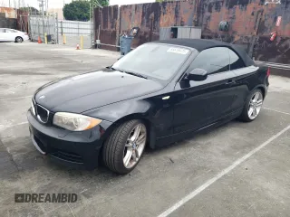 2013 BMW 1 Series 135i z VIN WBAUN7C51DVM26952, wystawiony jako Copart lot #55619975 z przebiegiem 102 902 mil mil oraz Szkoda całkowita • Salvage title. Historia ofert i sprzedaży dostępna na DreamBid. Obrazek 1.