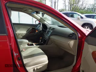 2008 Toyota Camry LE z VIN 4T1BK46KX8U054702, wystawiony jako IAAI lot #42116221 z przebiegiem 137 644 mil mil oraz . Historia ofert i sprzedaży dostępna na DreamBid. Obrazek 5.