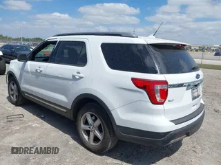2019 Ford Explorer XLT z VIN 1FM5K7D84KGA68977, wystawiony jako IAAI lot #42155971 z przebiegiem 31 377 mil mil oraz . Historia ofert i sprzedaży dostępna na DreamBid. Obrazek 3.