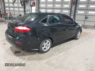 2014 Ford Fiesta SE z VIN 3FADP4BJ0EM174123, wystawiony jako IAAI lot #42294741 z przebiegiem 95 682 mil mil oraz . Historia ofert i sprzedaży dostępna na DreamBid. Obrazek 4.