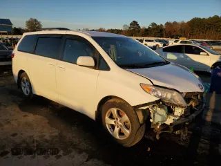 2015 Toyota Sienna LE AAS z VIN 5TDKK3DC4FS542670, wystawiony jako Copart lot #85658924 z przebiegiem 89 845 mil mil oraz Szkoda całkowita • Salvage title. Historia ofert i sprzedaży dostępna na DreamBid. Obrazek 4.