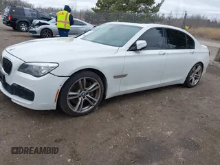 2013 BMW 7 Series 750Li xDrive with VIN WBAYF8C59DD141068, listed as a IAAI auction lot 41868043 with 92,727 mi miles. Bid and sale history available at carsss.com. Image 17.